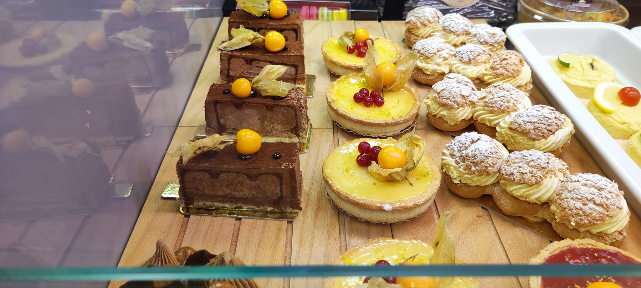 Desserts maison en vitrine